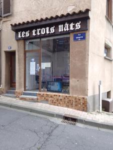 a store front of a store with itsos mitts written on it at Le Galion in Thiers