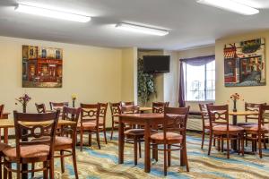 einen Konferenzraum mit Tischen und Stühlen und einem TV in der Unterkunft Quality Inn & Suites in Santa Rosa