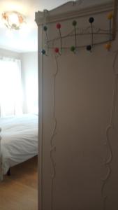 una camera da letto con una porta con le palle sul muro di Bomarzo Bed & Better a Bomarzo