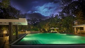 Bazén v ubytování Amanvana Spa Resort, Coorg nebo v jeho okolí