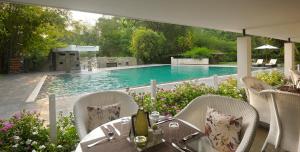 Bazén v ubytování Amanvana Spa Resort, Coorg nebo v jeho okolí