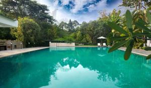 Bazén v ubytování Amanvana Spa Resort, Coorg nebo v jeho okolí