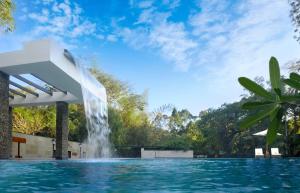Bazén v ubytování Amanvana Spa Resort, Coorg nebo v jeho okolí