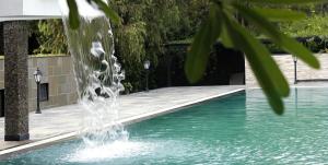 Bazén v ubytování Amanvana Spa Resort, Coorg nebo v jeho okolí