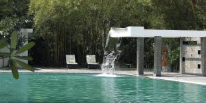 Bazén v ubytování Amanvana Spa Resort, Coorg nebo v jeho okolí
