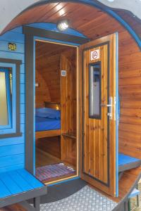 una piccola casa con un letto all'interno di A Gaivota Glamping a San Cosme de Barreiros