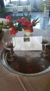 une exposition de fleurs dans un vase sur une table dans l'établissement Ferme équestre des Avirons, à Les Avirons
