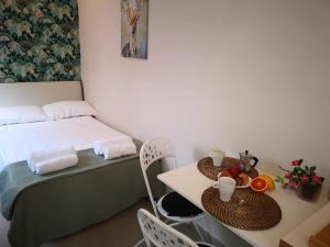 A bed or beds in a room at Marilor Apartments