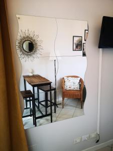 A television and/or entertainment centre at Marilor Apartments