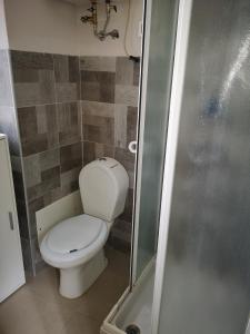 A bathroom at Marilor Apartments