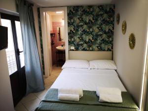 A bed or beds in a room at Marilor Apartments