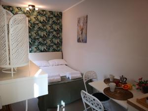 A bed or beds in a room at Marilor Apartments