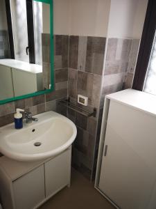 A bathroom at Marilor Apartments