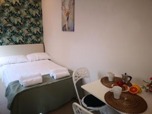 A bed or beds in a room at Marilor Apartments