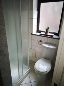 A bathroom at Marilor Apartments