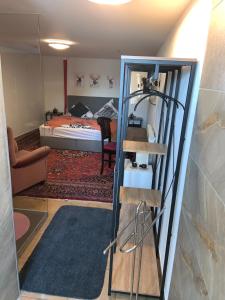 una camera con letto e specchio di Wendelstein Lodge a Fischbachau
