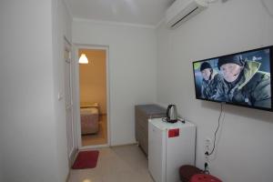Un televizor și/sau centru de divertisment la Sukhum City Mini Hotel