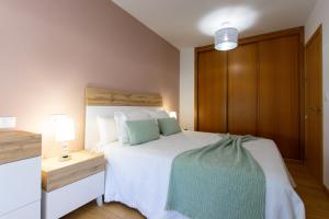 Ліжко або ліжка в номері ARYSA BURELA - Gavia 1 - 2 habitaciones y 1 baño