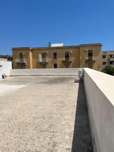 een uitzicht vanaf het dak van een gebouw bij La casa di Alessandro in Noto
