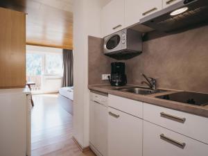 Kuchnia lub aneks kuchenny w obiekcie Haus Bellevue by VAYA inklusive Super Sommer Card