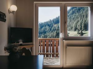 Widok na góry z tego aparthotelu