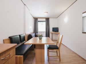 salon ze stołem jadalnym i krzesłami w obiekcie Haus Bellevue by VAYA inklusive Super Sommer Card w mieście Serfaus