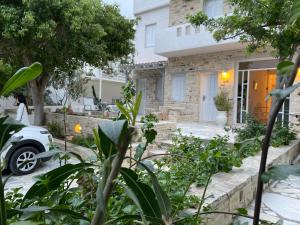 a garden in front of a house with plants at Villa Sylvia in Matala