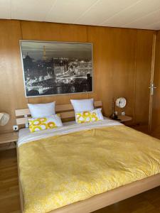 ザンクト・マルグレーテンにあるHotel Ochsenのベッドルーム1室(壁に絵が描かれた大型ベッド1台付)