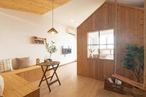 a living room with a wooden wall and a table at King'sLandind BnB in Chongqing