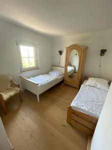 - une chambre avec 2 lits et un miroir dans l'établissement Ferienhaus Weißburgunder am Weinberg, à Naumbourg