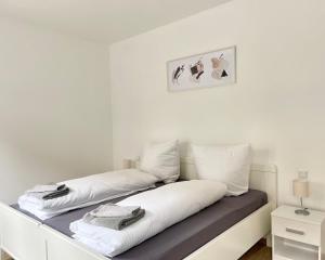 uma cama com duas almofadas brancas em cima em Schöne Apartments in der Innenstadt von Osnabrück I home2share em Osnabrück