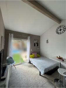 Postel nebo postele na pokoji v ubytování Studio RIQUET indépendant attenant à Villa