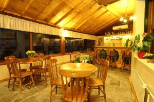 a dining room with tables and chairs in a restaurant at Hotel das Hortênsias in Gramado