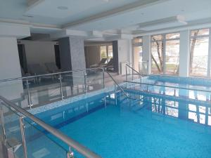 Bazén v ubytování Apartmani & SPA Matin Breg nebo v jeho okolí