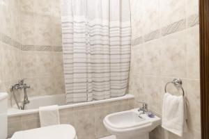 La salle de bains est pourvue d'un lavabo, de toilettes et d'une baignoire. dans l'établissement Santa Barbara Flat, à Arcos de Valdevez