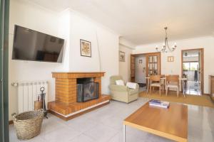 アルコス・デ・ヴァルデヴェスにあるSanta Barbara Flatの暖炉とテレビのあるリビングルーム