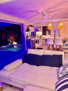 un soggiorno con divano bianco e una cucina di Home sweet home a Saint-Gilles-les Bains
