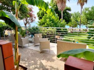 A garden outside Residence Araba Fenice Tropea