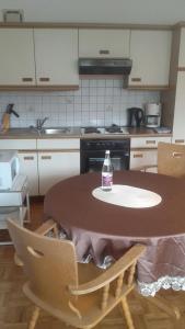 バートライヘンハルにあるFerienwohnung Wittelsbacherstraße 10のキッチンのテーブルに座ったドリンク1本 +8枚の写真