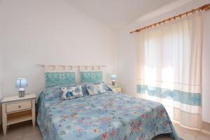 Posteľ alebo postele v izbe v ubytovaní Porto Coda Cavallo Beach House a 300 mt dal mare, con terrazza panoramica