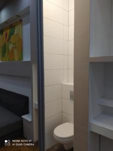 małą łazienkę z toaletą w pokoju w obiekcie Széchenyi Apartman (IV Deluxe) Miskolc belvárosában w Miszkolcu +37 zdjęć