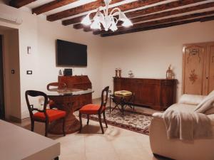 - un salon avec une table et un canapé dans l'établissement Le Pizzocchere, à Venise