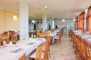 Reštaurácia alebo iné gastronomické zariadenie v ubytovaní Hotel La Siesta