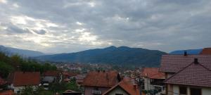 Pogled na planinu ili pogled na planinu iz apartmana