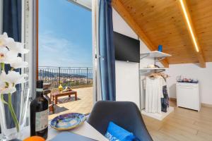 sala de estar con vistas a un balcón en Eterea Charming Suites, en Sorrento