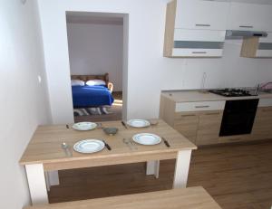 Kuchyň nebo kuchyňský kout v ubytování Apartmani Loli