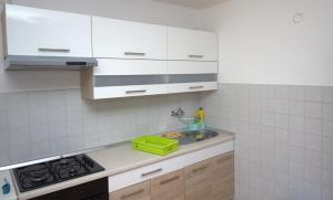 Kuchyň nebo kuchyňský kout v ubytování Apartmani Loli