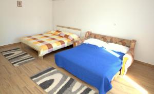 Postel nebo postele na pokoji v ubytování Apartmani Loli