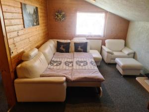 a living room with a couch and a table and chairs at Schöne Ferienwohnung im Naturpark Grebenzen in Sankt Lambrecht