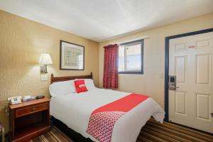 um quarto de hotel com uma cama e uma janela em OYO Hotel Luling TX Downtown I-10/US-90 em Luling